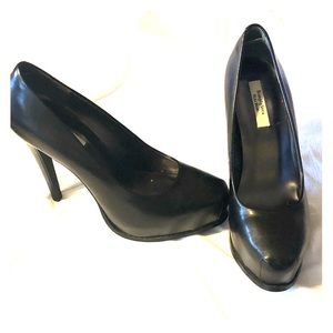 New Simply Vera 8.5 Dali Black platform pumps.